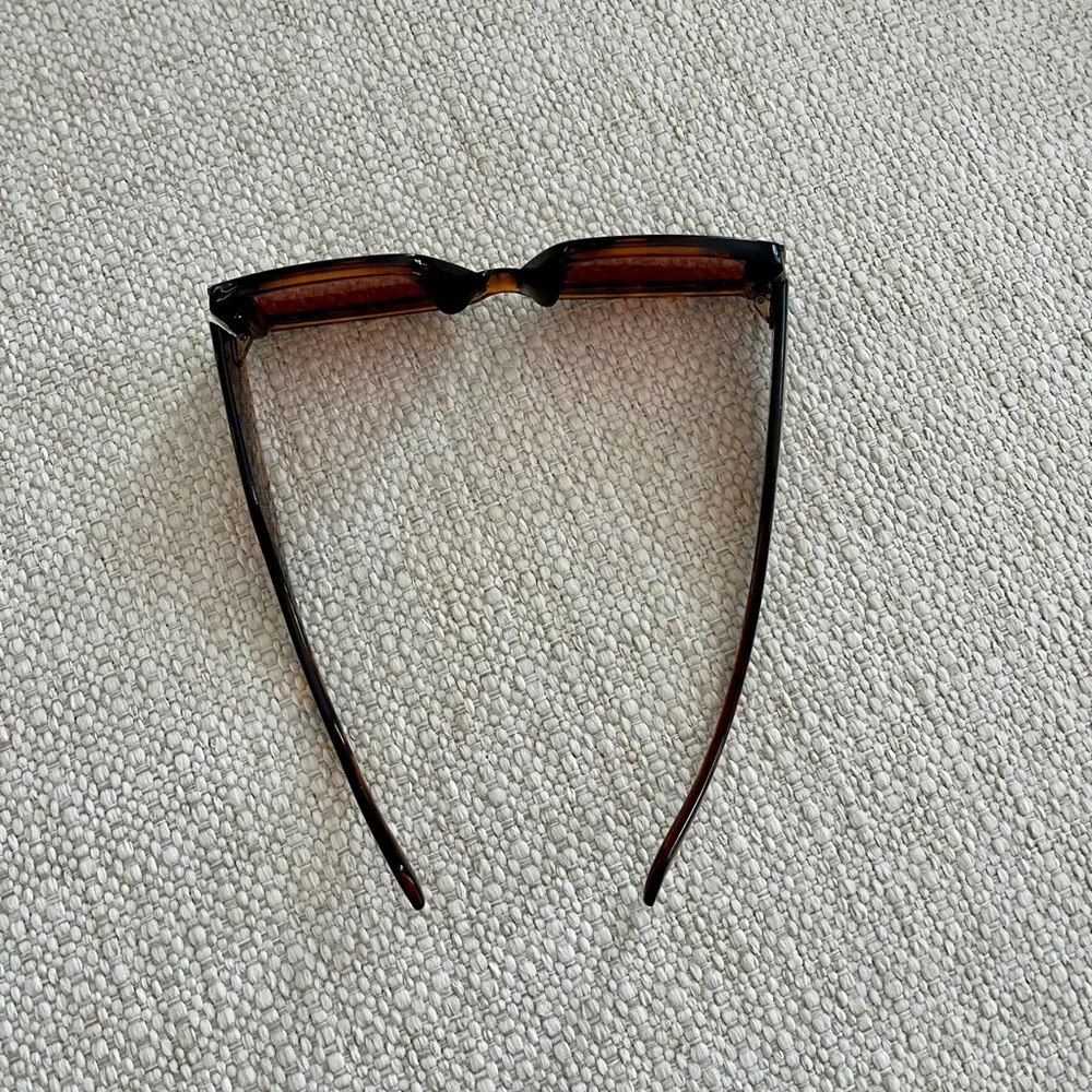Tortoise Shell Rectangular Sunglasses - Picture 4 of 4